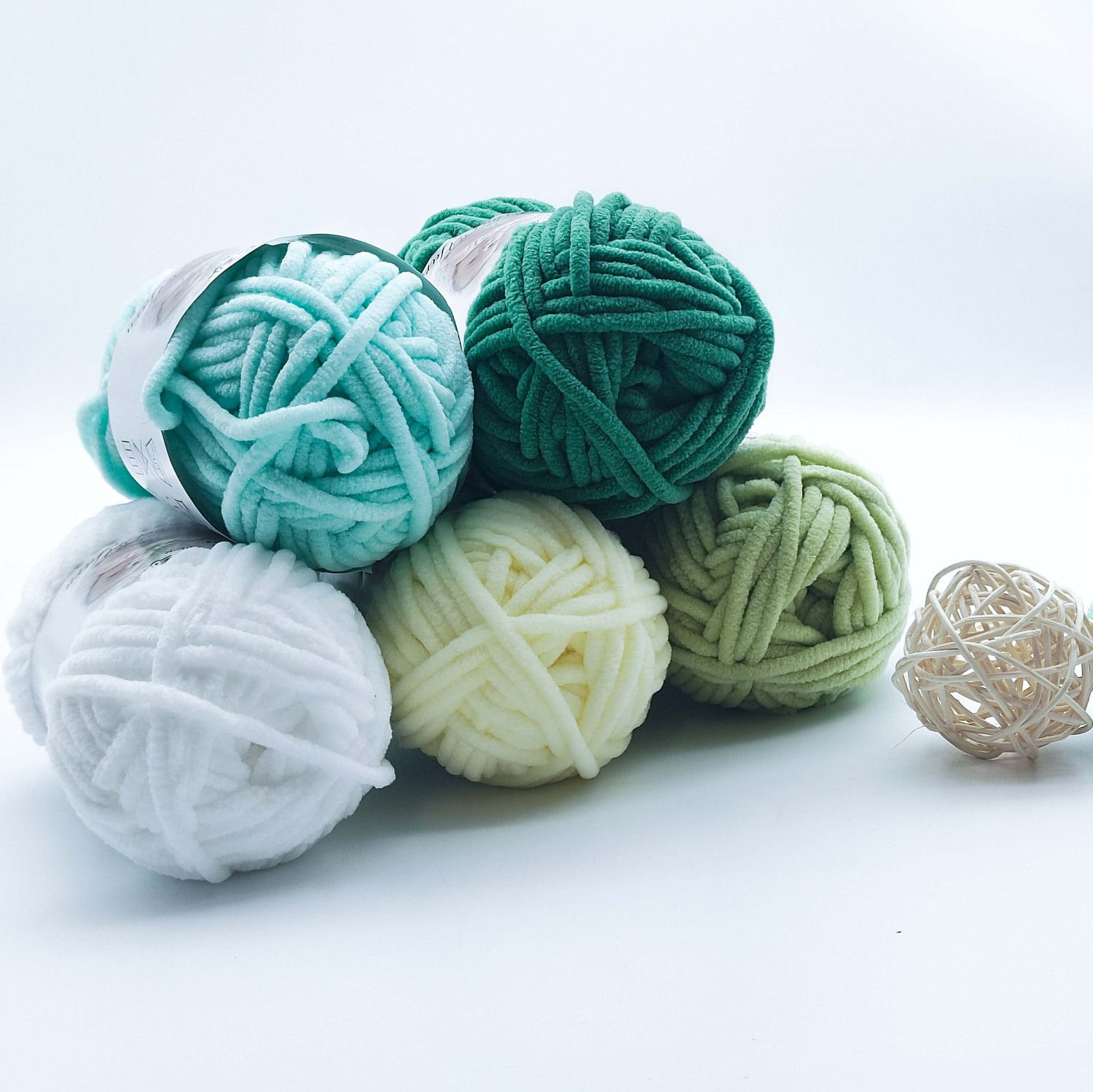 100% Polyester Hand Knitting Velvet Yarn Chenille Yarn for Hand Crochet